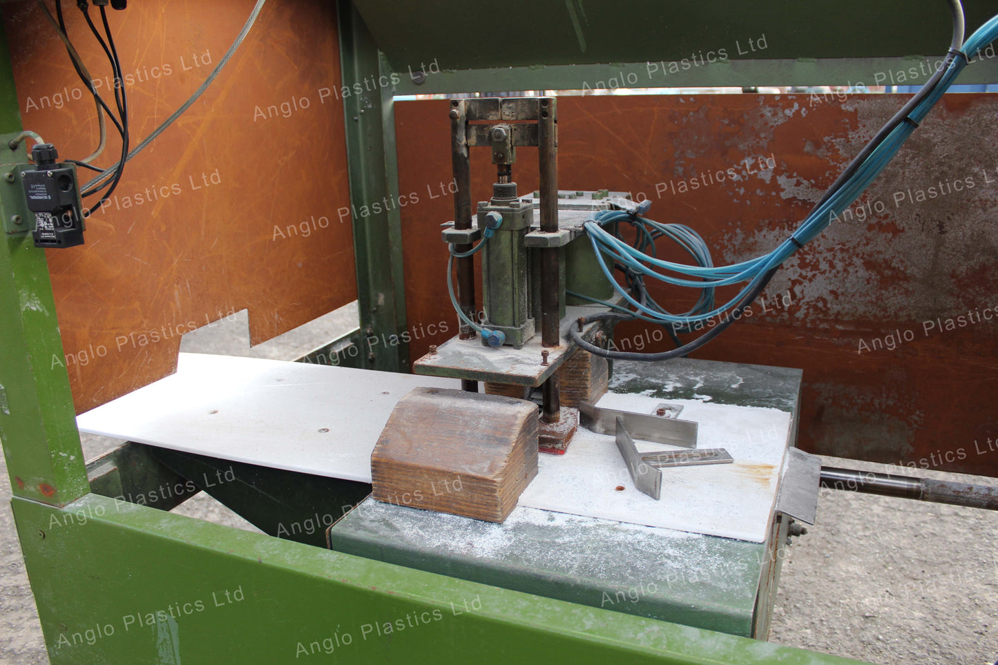 green cross cut saw unit