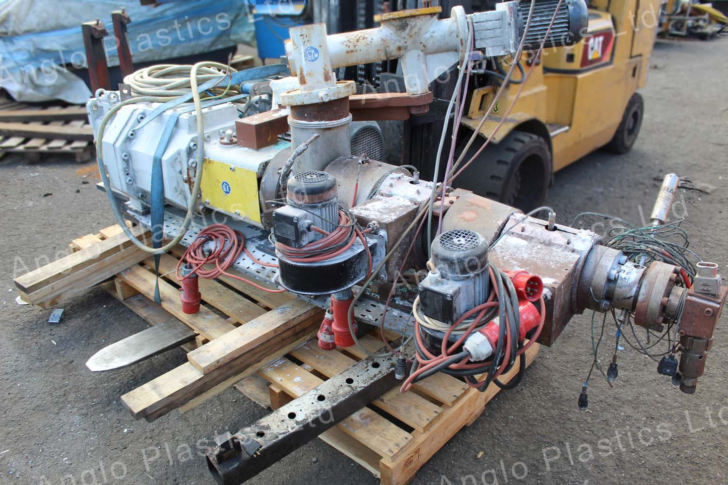 Cincinatti co-extruder Titan 35