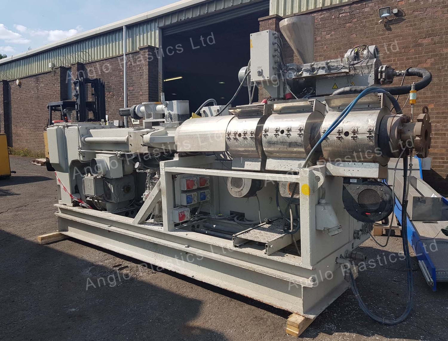 Krauss Maffei KMD90-23 extruder